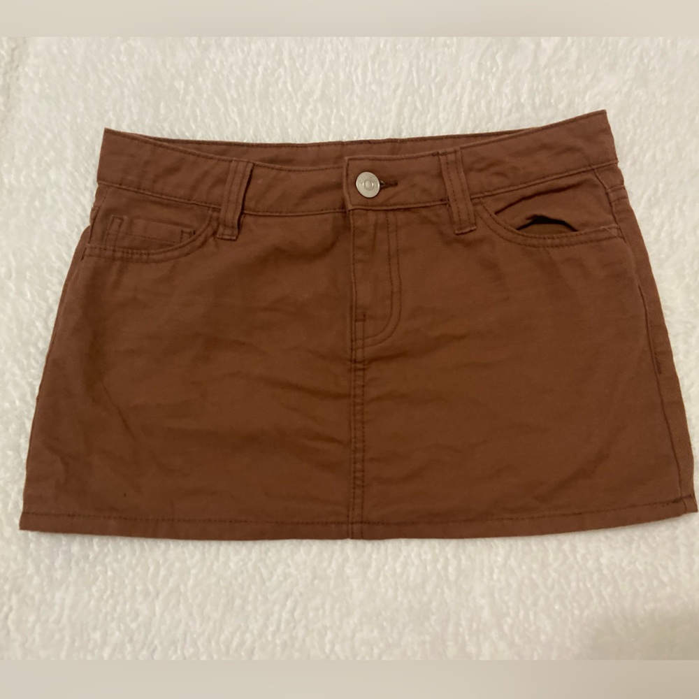 Brown mini skirt the size is a 2 and it’s from H&M